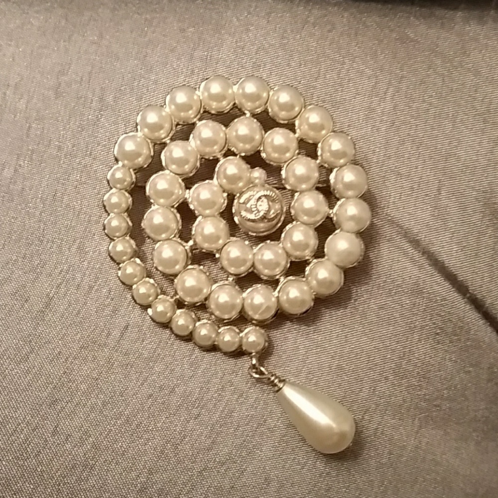 Chanel Pearl Brooche "2015 A Fall" - Faux
